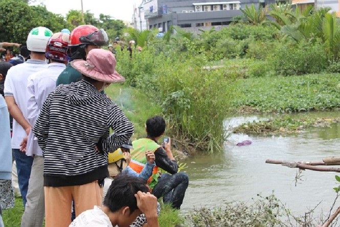 Đi chài cá, kinh hoàng phát hiện xác người trôi trên kênh - ảnh 2